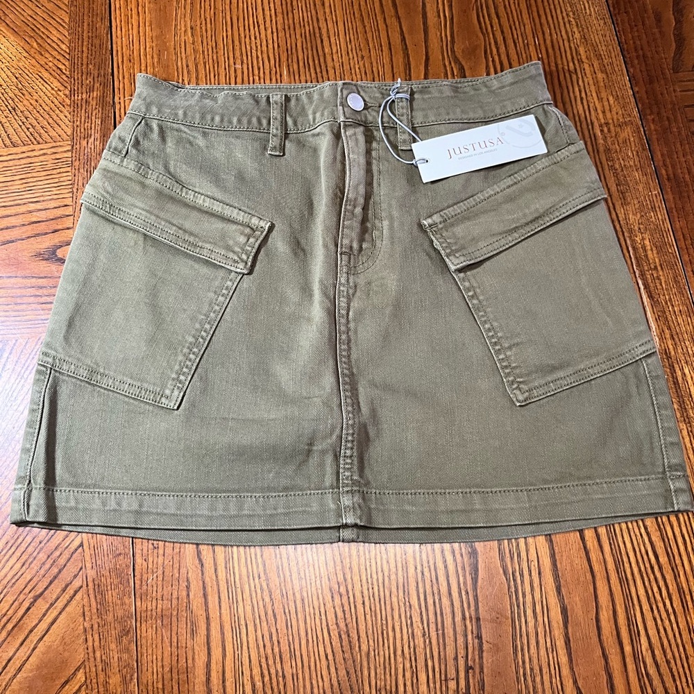 JUSTUSA DARK OLIVE CARGO SKIRT. NWT. SIZE XS.